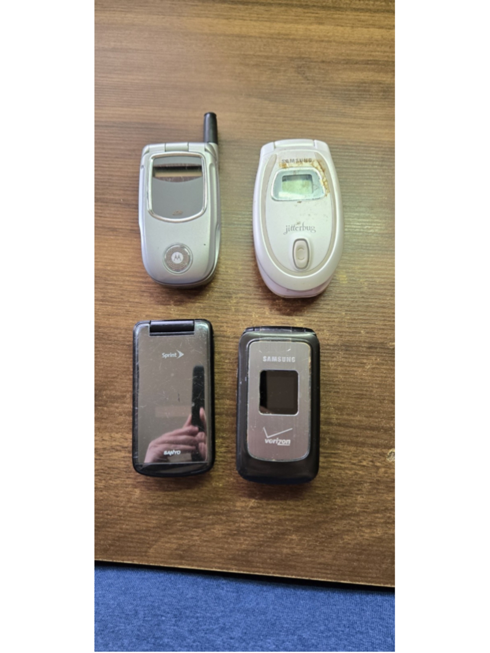 Vintage Lot of 4 Different Old Flip Cellphones Samsung, Sanyo, Motorola